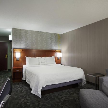 Courtyard Chicago St. Charles Hotel Сейнт Чарлз Екстериор снимка