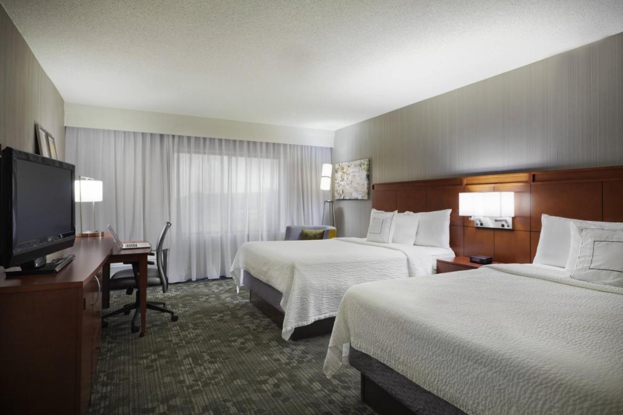 Courtyard Chicago St. Charles Hotel Сейнт Чарлз Екстериор снимка