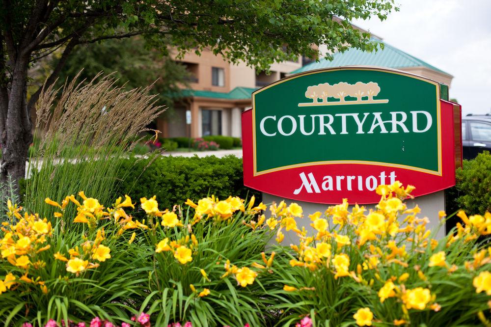 Courtyard Chicago St. Charles Hotel Сейнт Чарлз Екстериор снимка