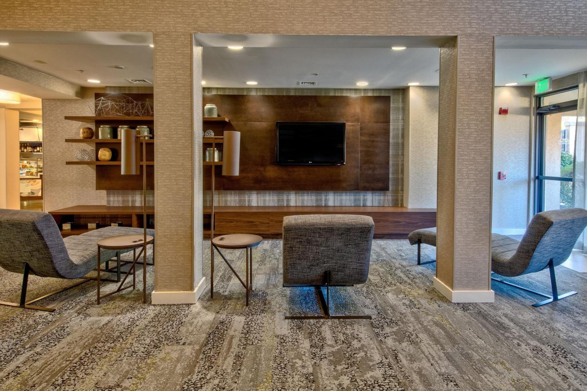 Courtyard Chicago St. Charles Hotel Сейнт Чарлз Екстериор снимка