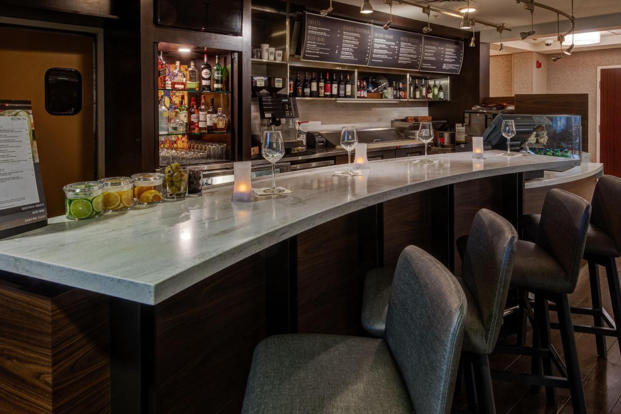 Courtyard Chicago St. Charles Hotel Сейнт Чарлз Екстериор снимка