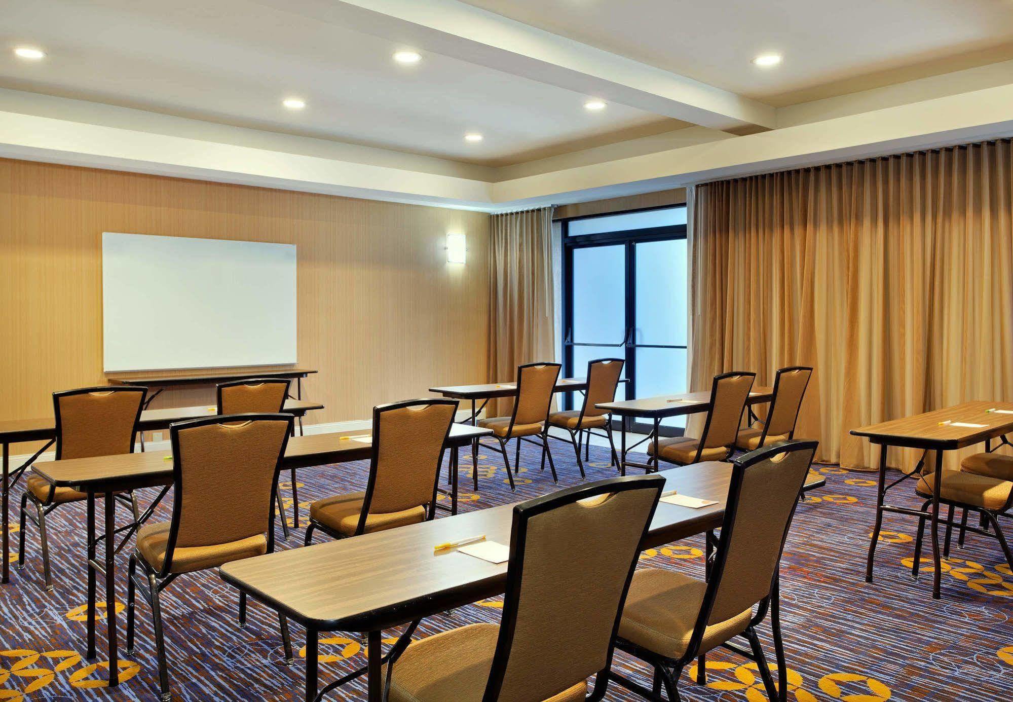 Courtyard Chicago St. Charles Hotel Сейнт Чарлз Екстериор снимка