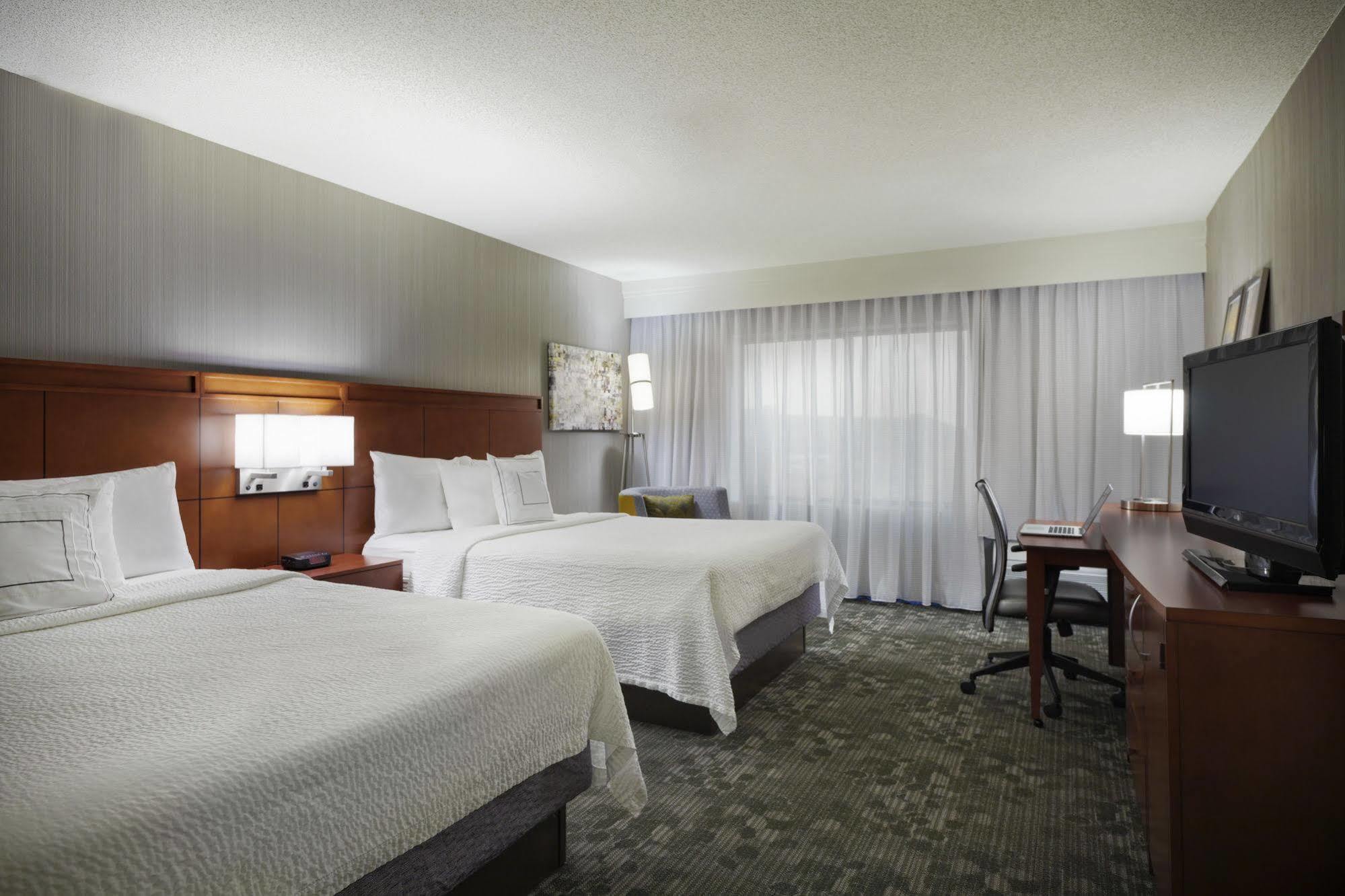 Courtyard Chicago St. Charles Hotel Сейнт Чарлз Екстериор снимка