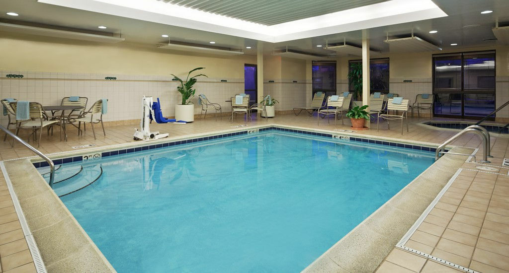 Courtyard Chicago St. Charles Hotel Сейнт Чарлз Екстериор снимка
